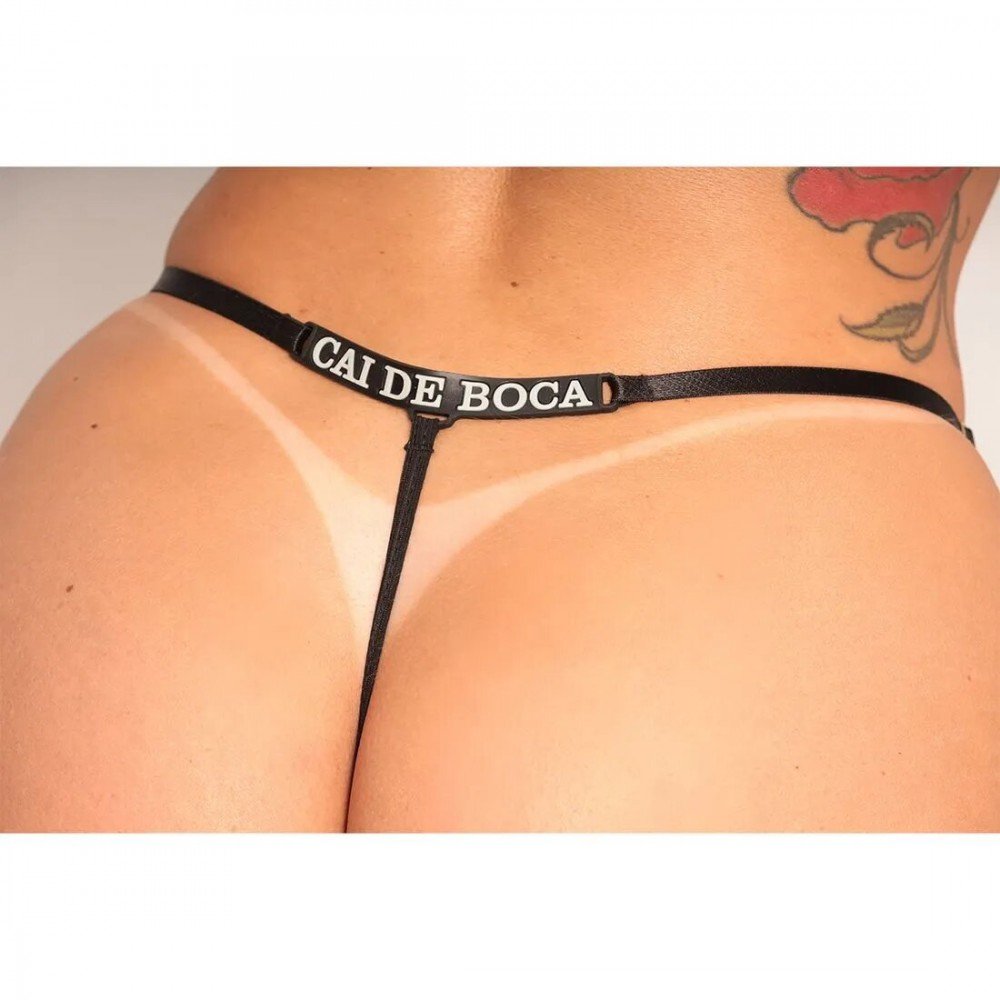 CALCINHA BRILHA NO ESCURO FRASES 4348 PRETA Com a Calcinha Brilho Cai de Boca da Tallyta Moda Apimentada tenha uma peça moderna e sexy. CALCINHA BRILHA NO ESCURO FRASES 4348 PRETA