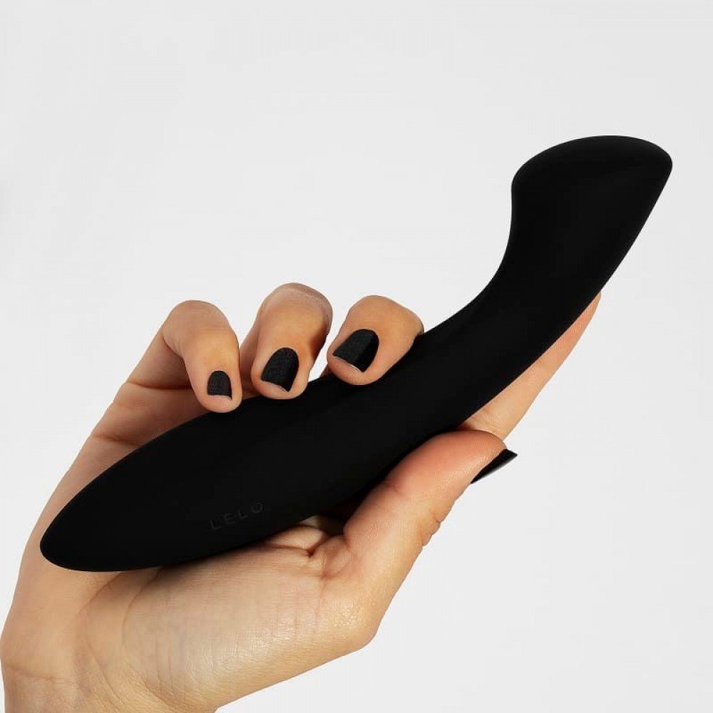 MASSAGEADOR ELLA (sem vibro) - LELO LELO Ella Black é um auxiliar íntimo versátil onde uma extremidade é projetada para alcançar e acessar a área do ponto G e a outra formada para estimulação erótica mais tradicional. MASSAGEADOR ELLA (sem vibro) - LELO