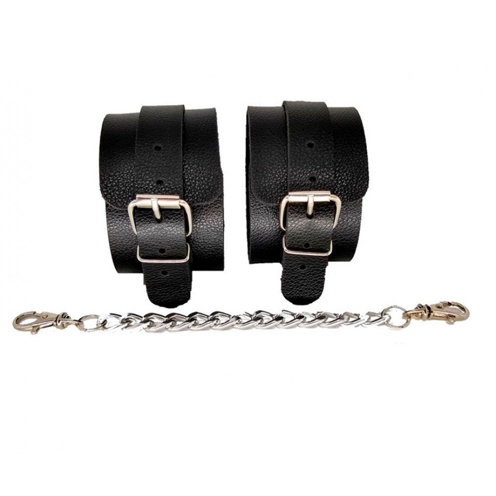 TORNOZELEIRA COM CORRENTE NS131 TORNOZELEIRA COM CORRENTEA linha submissão da Stillo Sex e confeccionada em couro sintético, ideal para aflorar o seu lado dominador e submisso, entre na brincadeira. TORNOZELEIRA COM CORRENTE NS131