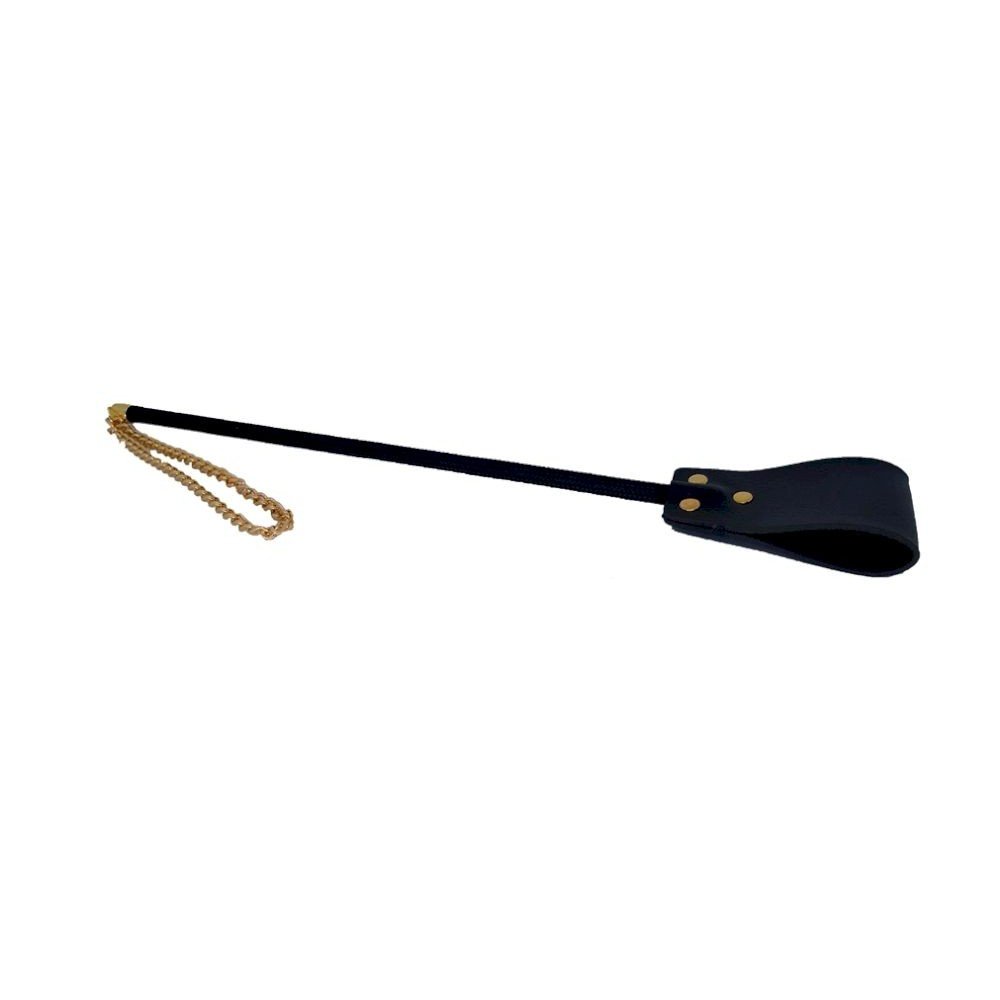 CHIBATA COM CORRENTE DOURADO NS159 CHIBATA COM CORRENTE DOURADOA linha submissão da Stillo Sex e confeccionada em couro sintético, ideal para aflorar o seu lado dominador e submisso, entre na brincadeira. CHIBATA COM CORRENTE DOURADO NS159